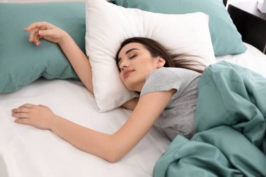 Sabah evde uyuyan genç güzel kadın