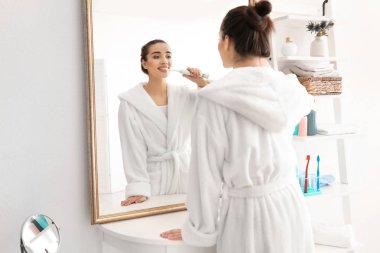 Genç kadın sabah diş fırçalama