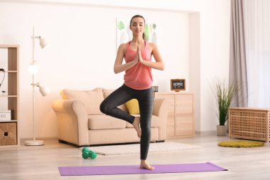 Güzel genç kadın sabah egzersizleri yapıyor