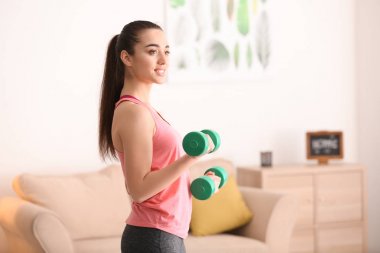 Güzel genç kadın sabah egzersizleri yapıyor