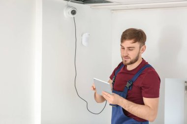 Elektrikçi yükleme güvenlik kamera kapalı
