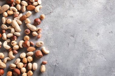 Gri arka plan üzerinde dağınık farklı fındık