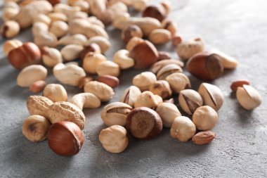 Gri arka plan üzerinde dağınık farklı fındık