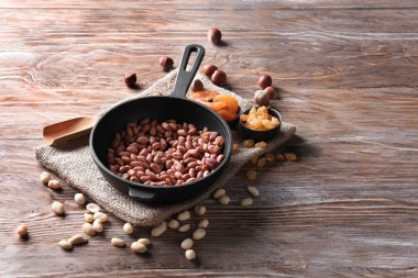 Ahşap zemin üzerine kavrulmuş fıstık ile kızartma tavası