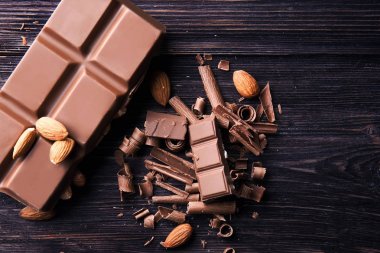 Çikolata ile bukleler ve badem ahşap tablo