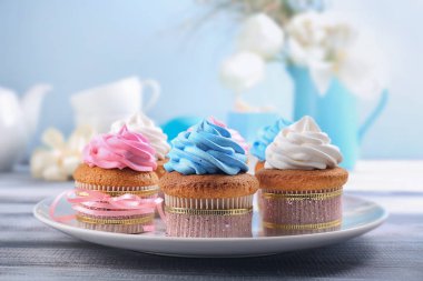 Plaka masada lezzetli kekler. Anneler günü kutlama