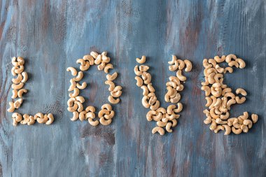 Word ile kaşu fındık ahşap arka plan üzerinde yapılan aşk