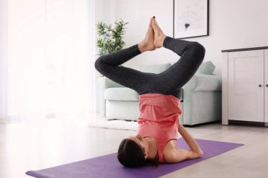 Güzel genç kadın sabah Yoga uygulamak