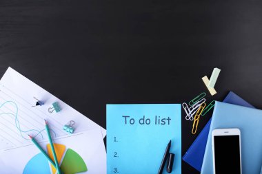 İleti örneği ve siyah arka plan üzerine yapılacaklar listesi boş kompozisyonu