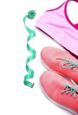 Spor giyim, spor ayakkabı, beyaz arka plan üzerinde ölçüm bandı ile kompozisyon