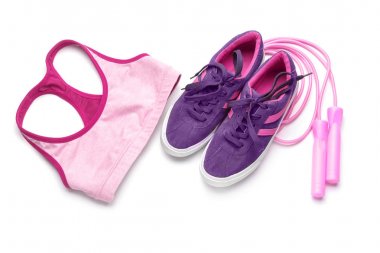 Spor giyim, spor ayakkabı, beyaz arka plan üzerinde ip atlama ile kompozisyon