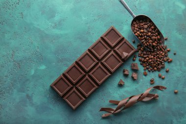 Lezzetli çikolata bar, talaş ve masada kahve çekirdekleri