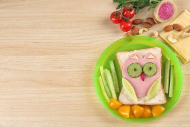 Yaratıcı kahvaltı plaka üzerinde çocuklar için. Ekmek tarifi fikirler