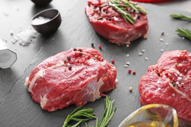 Kayrak plaka üzerinde baharatlar ile taze çiğ et