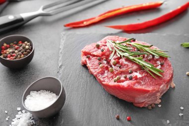 Biberiye ve baharat kayrak plaka üzerinde taze çiğ et