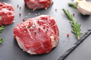 Kayrak plaka üzerinde baharatlar ile taze çiğ et