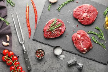 Taze çiğ et, sebze ve baharat masada düz yatıyordu kompozisyonu