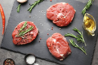 Biberiye ve baharat kayrak plaka, üstten görünüm üzerinde taze çiğ et