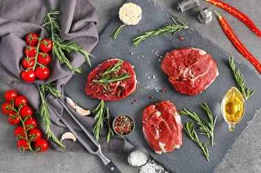 Taze çiğ et, sebze ve baharat masada düz yatıyordu kompozisyonu