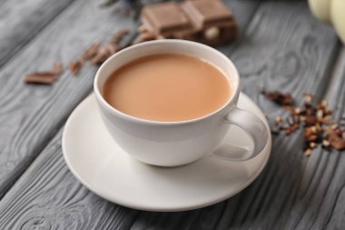 Tablo üzerinde süt ile aromatik çay