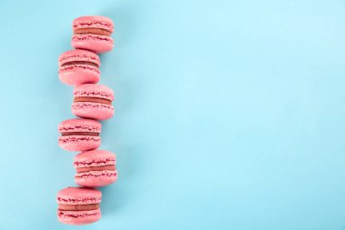 Lezzetli macarons renk arka plan üzerinde