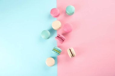 Lezzetli macarons renk arka plan üzerinde