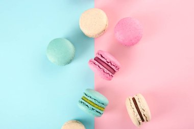 Lezzetli macarons renk arka plan üzerinde
