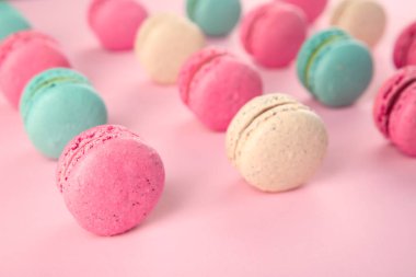 Lezzetli macarons renk arka plan üzerinde