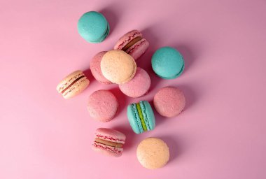 Lezzetli macarons renk arka plan üzerinde