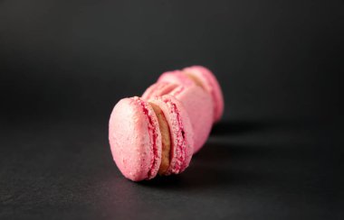 Koyu arka plan üzerinde lezzetli macarons