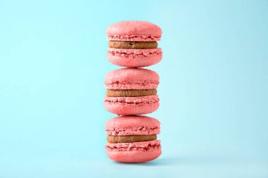 Renk arka plan üzerinde lezzetli macarons yığını