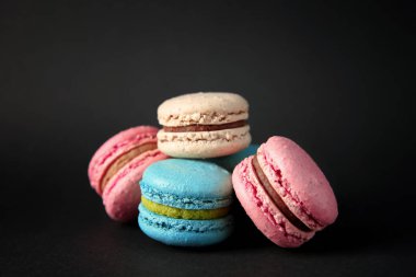Koyu arka plan üzerinde lezzetli macarons