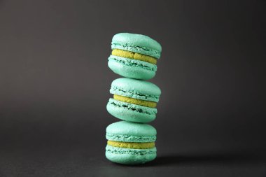 Koyu arka plan üzerinde lezzetli macarons yığını
