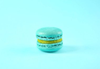Renk arka plan üzerinde lezzetli macaron