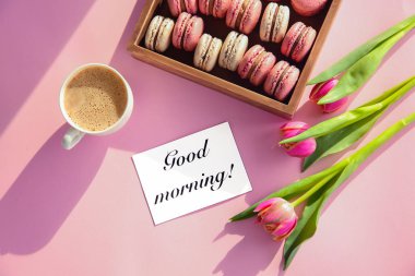 Lezzetli macarons, çiçek ve kahve renkli arka plan üzerinde kompozisyon