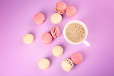 Lezzetli macarons ve kahve renkli arka plan üzerinde