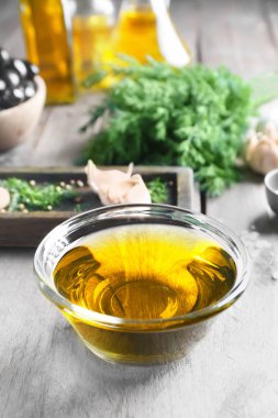 Ahşap masa üzerinde Zeytinyağlı kase