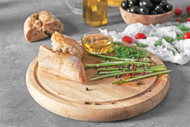 Ekmek, zeytin yağı ve otlar tablo ile kase