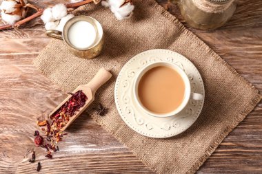 Ahşap masa üzerinde sıcak masala çay ile kompozisyon
