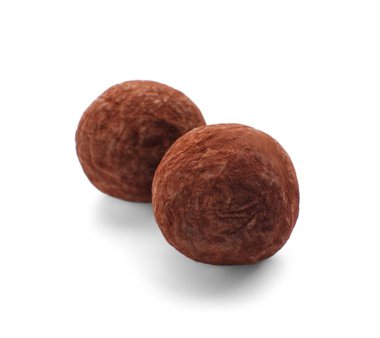 Beyaz zemin üzerine lezzetli çikolata truffles