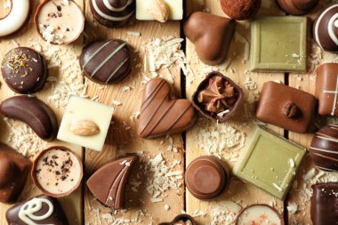 Ahşap masa üzerinde farklı lezzetli çikolata şekerleme