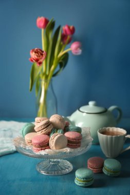 Masada lezzetli macarons ayaklıklı tatlı