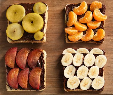 Ahşap tahta üzerinde çocuklar için meyve ile yaratıcı tost