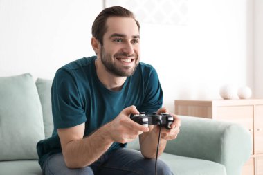 Evde Video Oyunları Oynayan Genç Adam