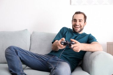 Evde Video Oyunları Oynayan Genç Adam