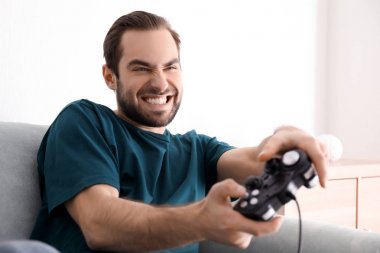 Evde Video Oyunları Oynayan Genç Adam