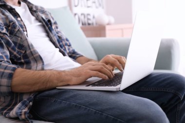 Erkek freelancer ev ofis içinde laptop ile çalışma