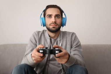 Evde Video Oyunları Oynayan Genç Adam