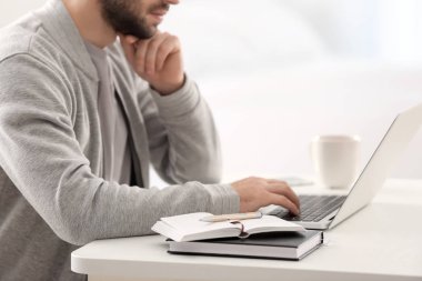 Erkek freelancer ev ofis içinde laptop ile çalışma