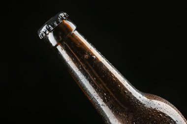 Taze bira cam şişe siyah arka plan üzerine